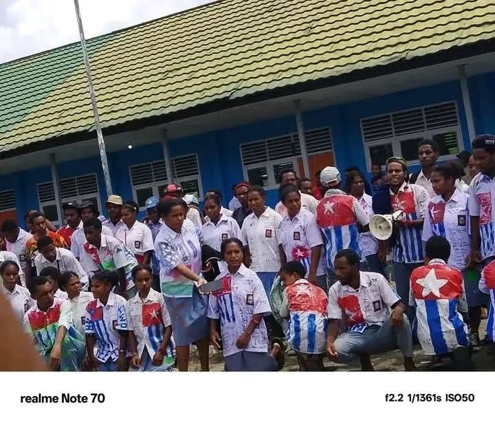 Simbol Bintang Kejora Dicoret Ratusan Siswa di Yalimo Rayakan Kelulusan