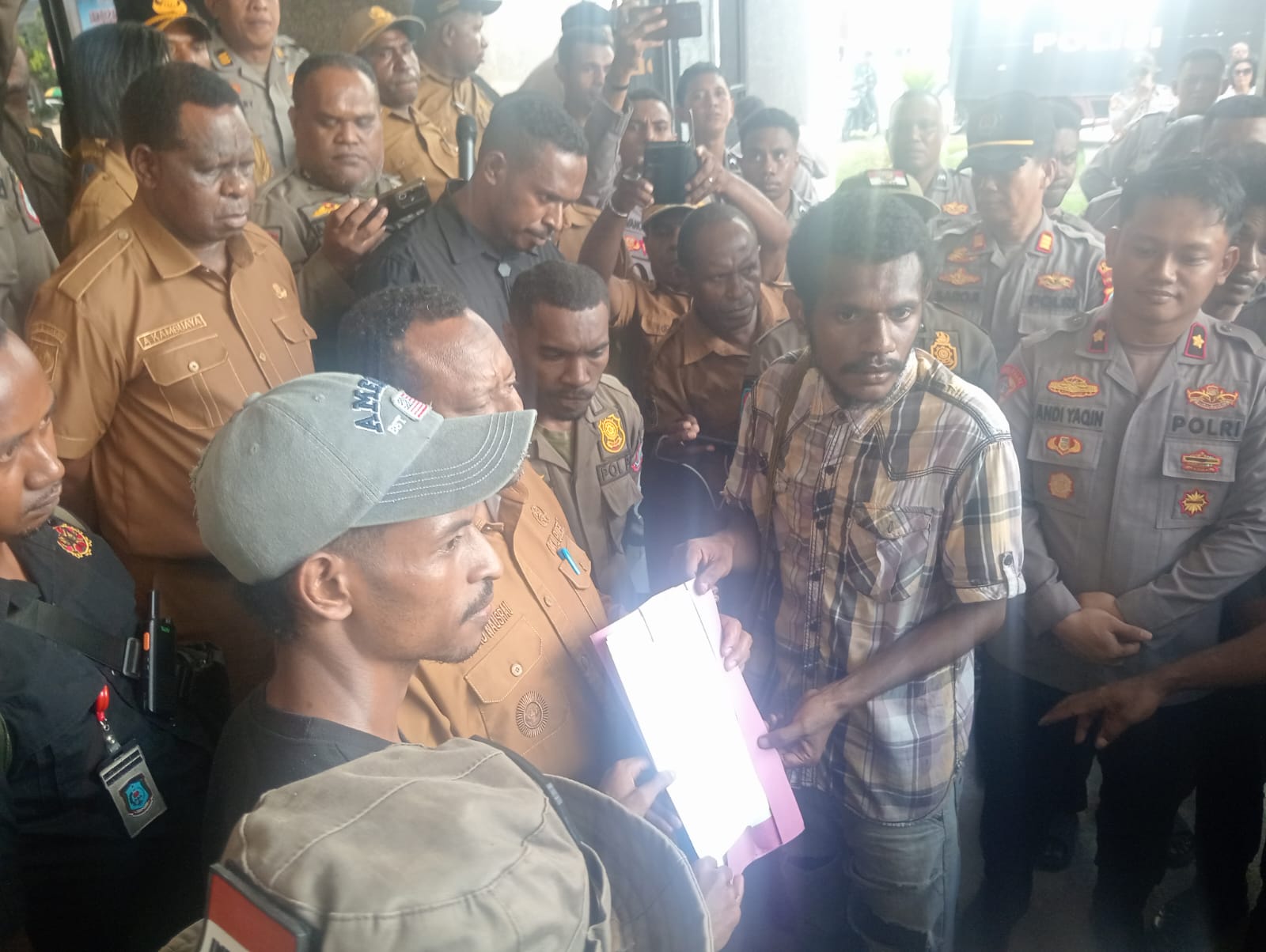 Aksi Hardiknas di Sorong, Mahasiswa Tolak MBG Wagub Terima Aspirasi