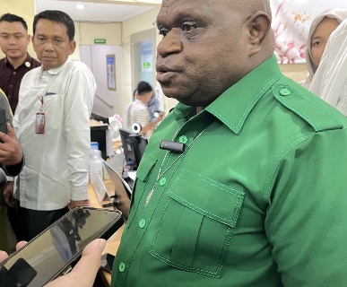 Putera Papua Natalius Pigai Kunjungi Korban Keracunan MBG di Surabaya